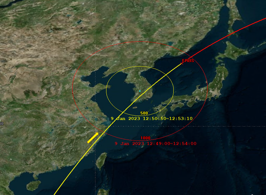 미국 지구관측위성 ERBS(Earth Radiation Budget Satellite)의 추락 예상 범위 내 한반도 통과 예측 궤적  (대전 중심 반경 500km(노란색)와 1,000km(붉은색) 범위)