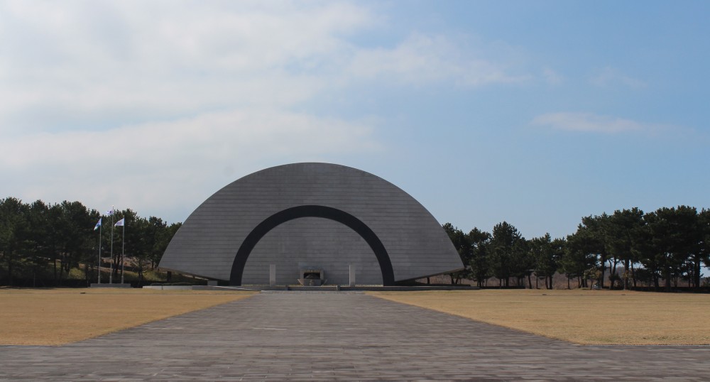 공원 한가운데 위령탑이 자리하고 있고, 공원으로 들어서면 정면으로 보이는 건물이 제주4·3평화기념관이다. 가장 먼저 들러봐야 할 공간이다.