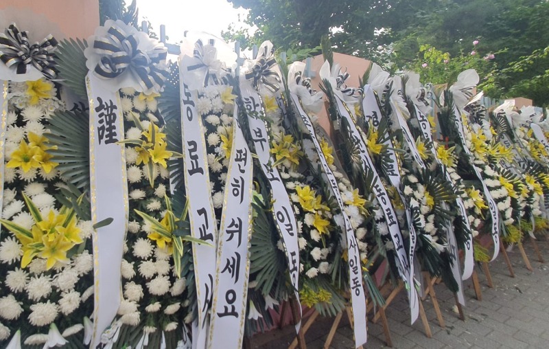 서이초 앞에 놓인 수많은 화환이 교육의 현실을 말해주고 있다.