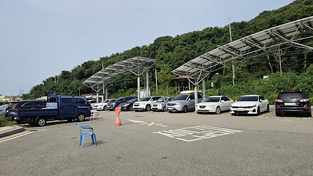 가까운 공영주차장은 거의 만석이라 100미터 전의 공영주차장을 이용하면 된다.