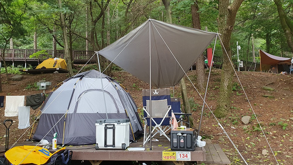 원터치 텐트와 작은 타프
