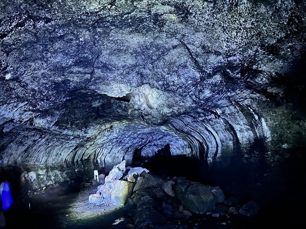 동굴 속 한줄기 빛