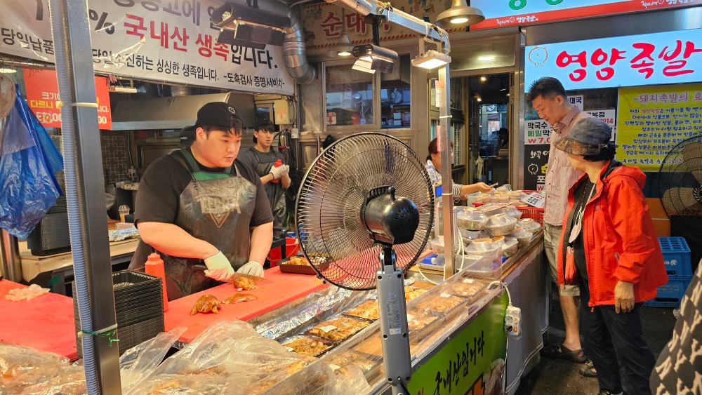 즉석에서 썰어 포장을 하고 있다.