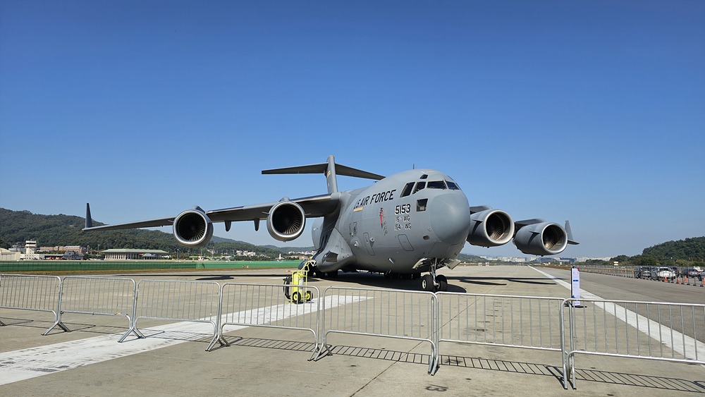 KC-135 보잉 707 여객기를 개조한 미 공군 중단거리 공중급유기