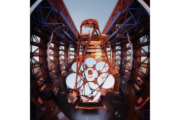 거대마젤란망원경(GMT) 완성 모습(예상도). 지름 8.4m의 거대한 반사경 7장이 특징이다 (사진=한국천문연구원)