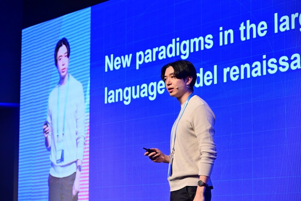 ‘삼성 AI 포럼 2023’에서 ‘대규모 언어 모델 르네상스의 새로운 패러다임’을 주제로 강연 중인 오픈AI 제이슨 웨이(Jason Wei) 연구원