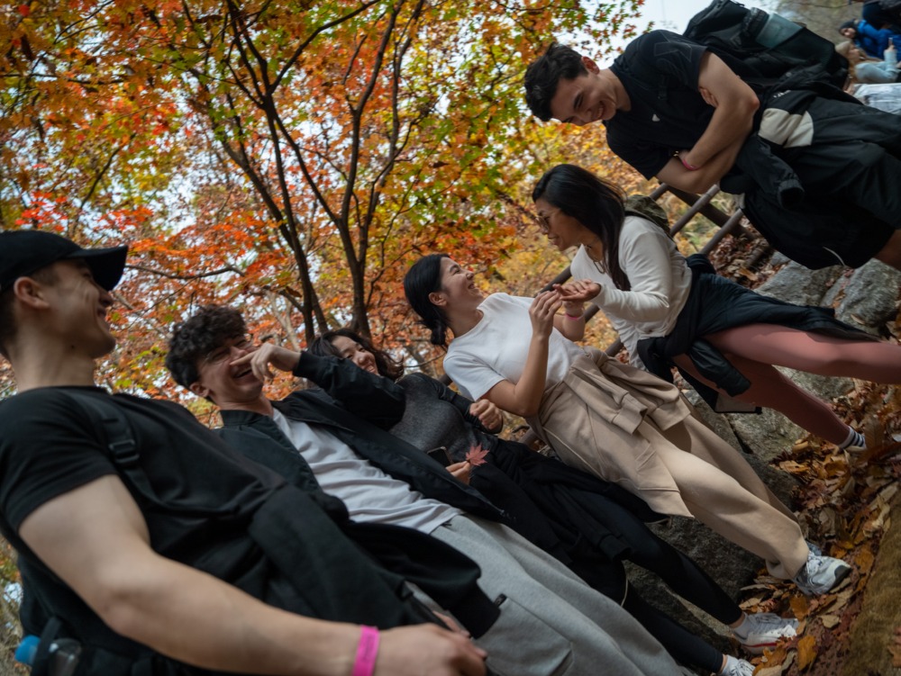 가을 단풍아래서 팀별로 즐겁게 이야기 나누는 참가자들 (사진: 산산크루 제공)