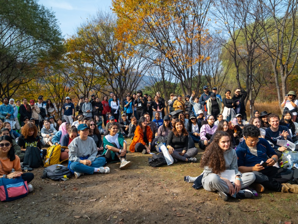 서울 창포원에서 퀴즈와 경품추첨 이벤트를 즐기는 외국인 참가자 (사진: 산산크루 제공)