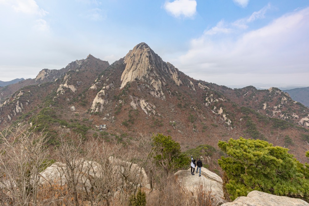 등산객들이 북한산에서 포즈를 취하고 있다(서울관광재단 제공)