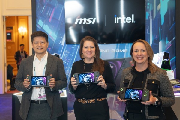 MSI 노트북 부사장 에릭 쿠오(맨 왼쪽)이 인텔 클라이언트 컴퓨팅 그룹 부사장 미셸 존스턴 홀트하우스(가운데)와 클루를 들고 기념사진을 찍고 있다.