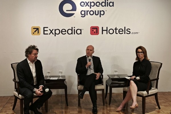 익스피디아 그룹이 한국 진출 20주년을 맞아 기자간담회를 개최했다. 가운데가 피터 컨 CEO