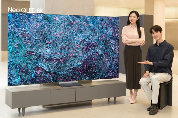 삼성전자 모델이 삼성스토어 대치점에서 2024형 Neo QLED 8K 85형 제품을 소개하고 있다