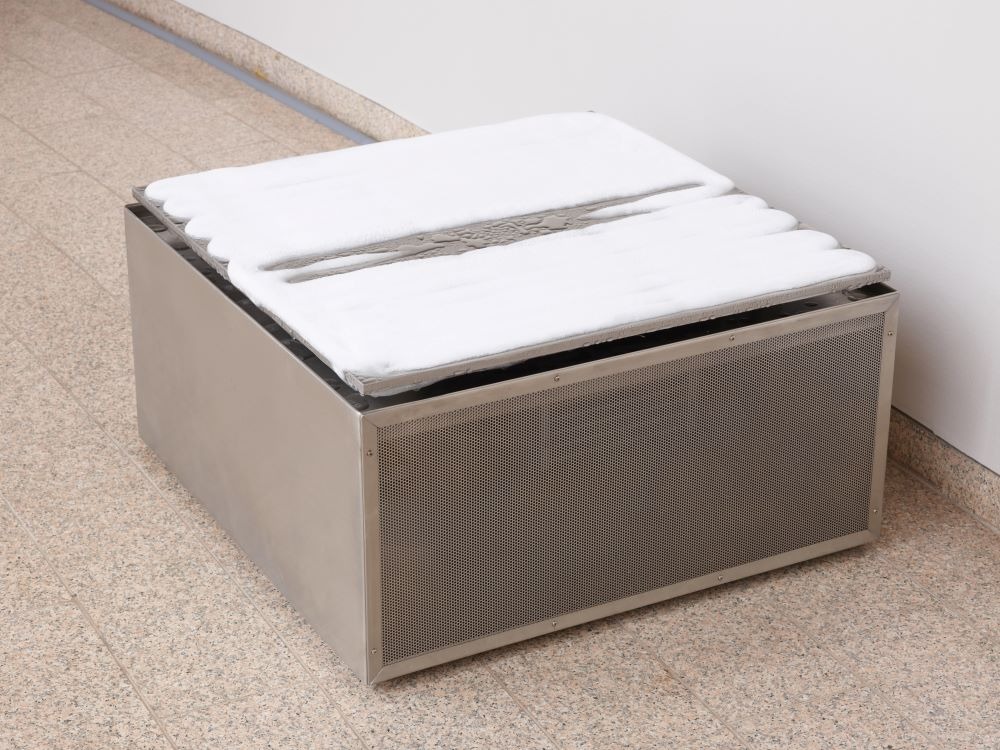 한스 하케, &lt;아이스 테이블 /&gt;, 1967, 스테인리스 스틸, 냉동장치, 91.4×92×49cm, 국립현대미술관 소장
