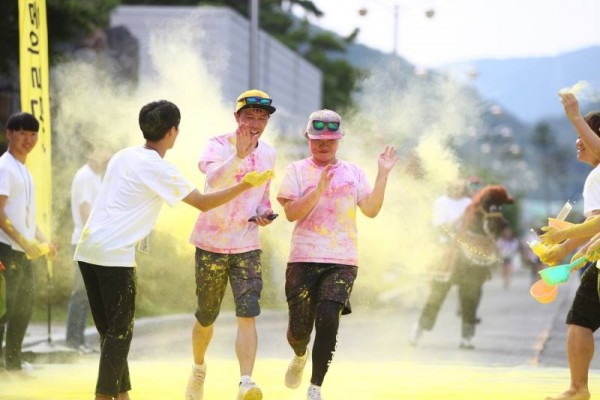 컬러레이스 참가자들이 옐로우 파우더를 맞으며 달리고 있다.(한국마사회 제공)