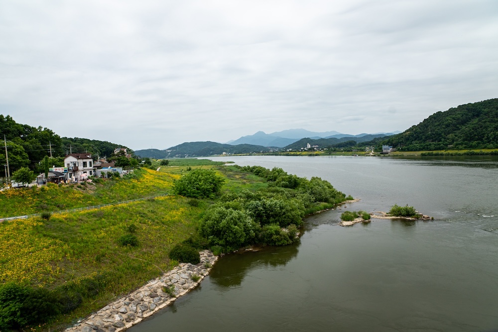 라면 먹으며 바라보는 남한강 풍경