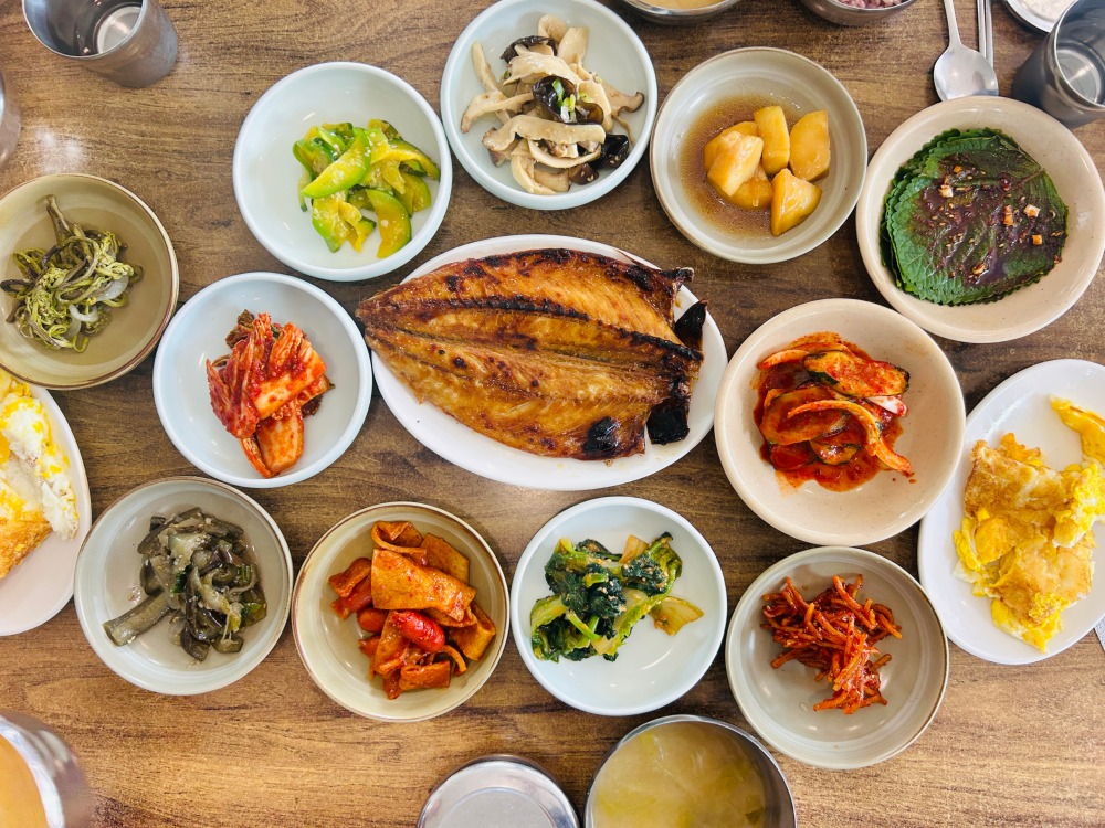 1인 8000원의 동홍동유명한식당의 정식(고등어구이)