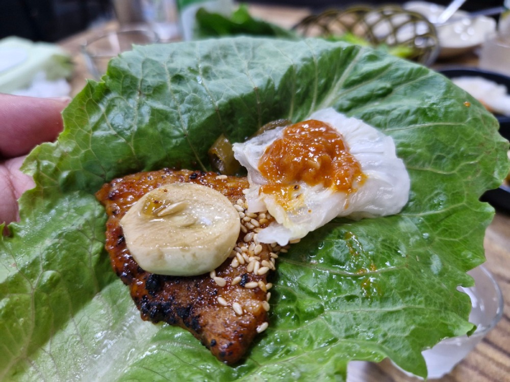 상추에 싸먹는 맛이 술을 부른다.