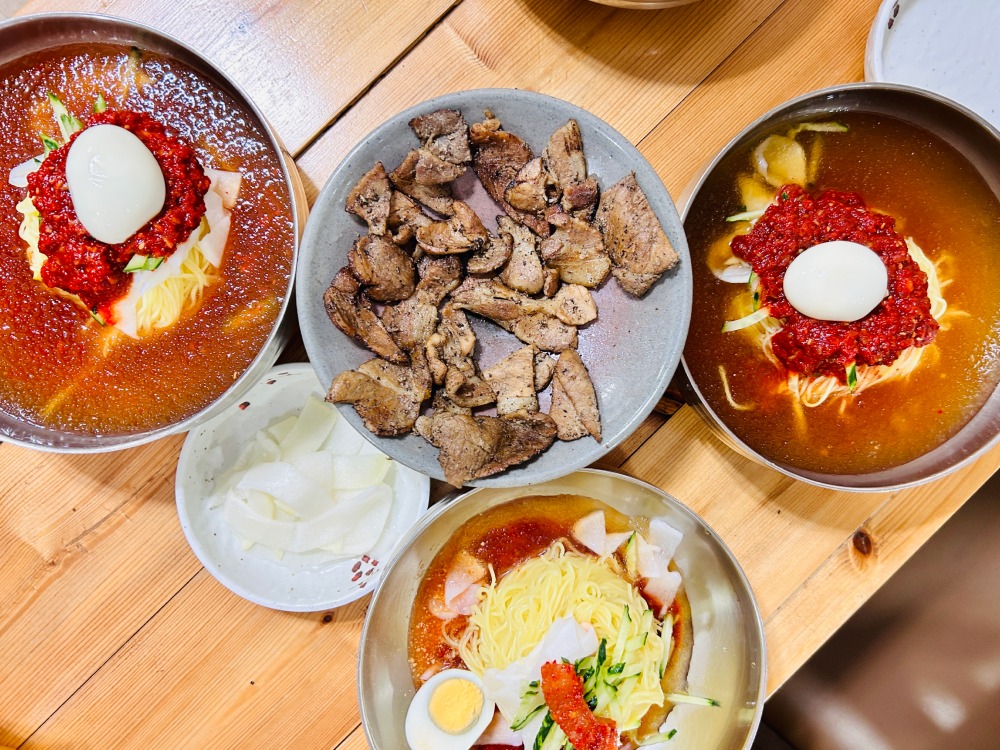 서귀포밀면의 물밀면과 비빔밀면.