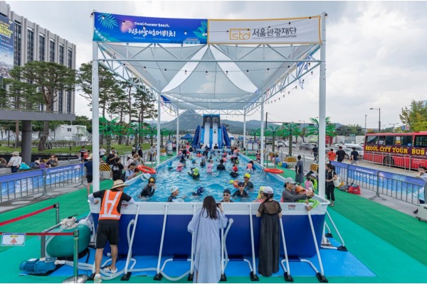 슬라이드와 수영장으로 조성됐던 2023 서울썸머비치 전경(서울관광재단 제공)