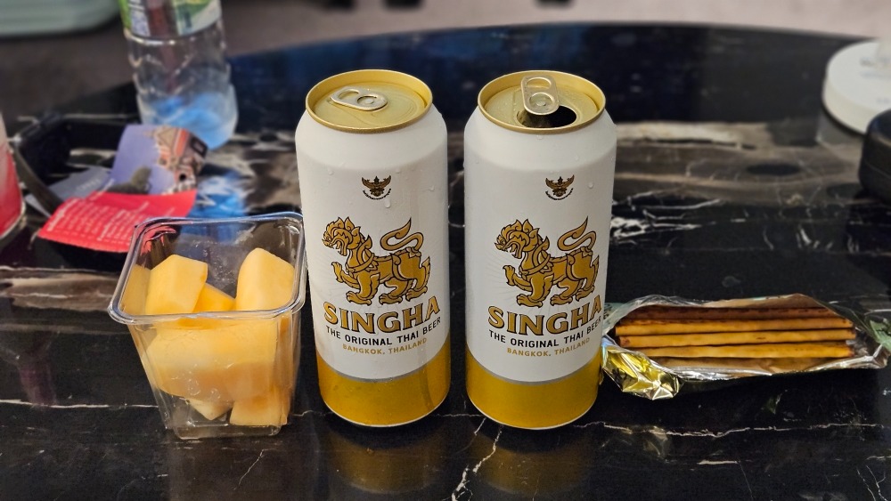 캔 맥주와 편의점 안주