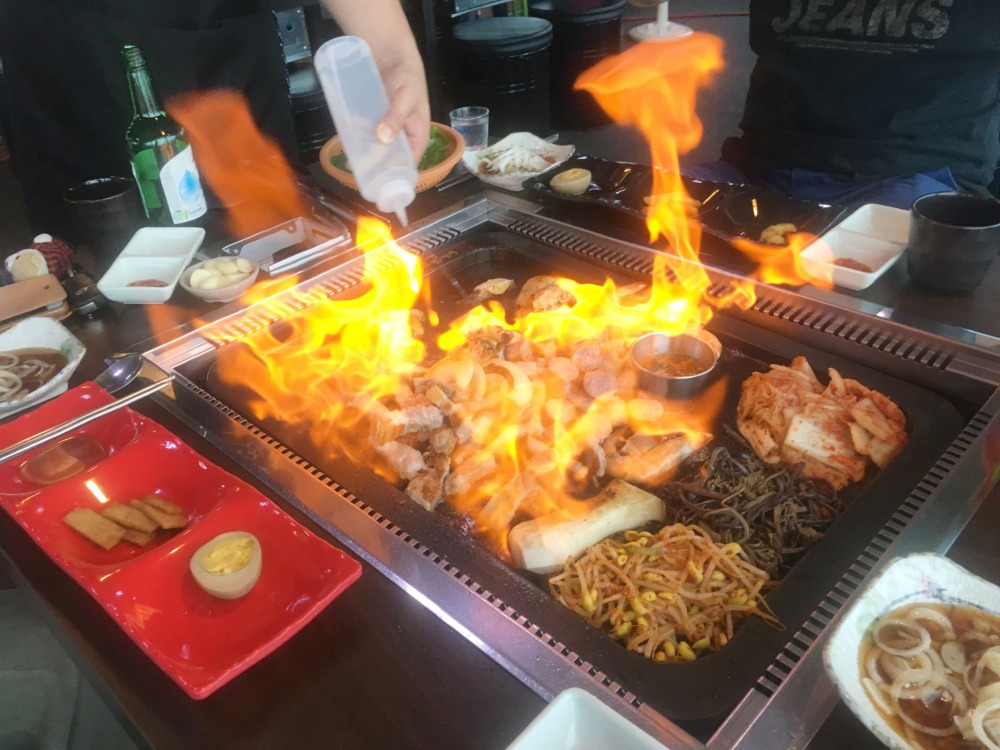 불판 위 고기 속으로 불맛이 서서히 입혀진다.