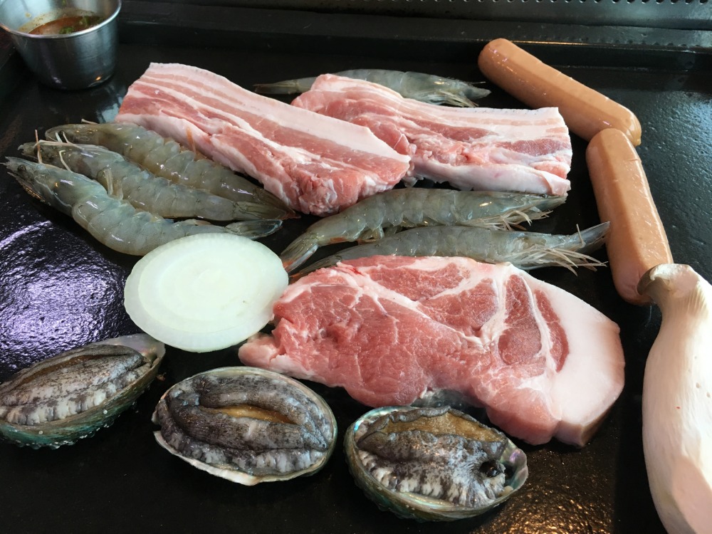 흑돼지 2인 세트는 흑돼지 오겹살과 목살 400g, 전복 2개, 새우 4개, 소시지 1개로 구성돼 있다.