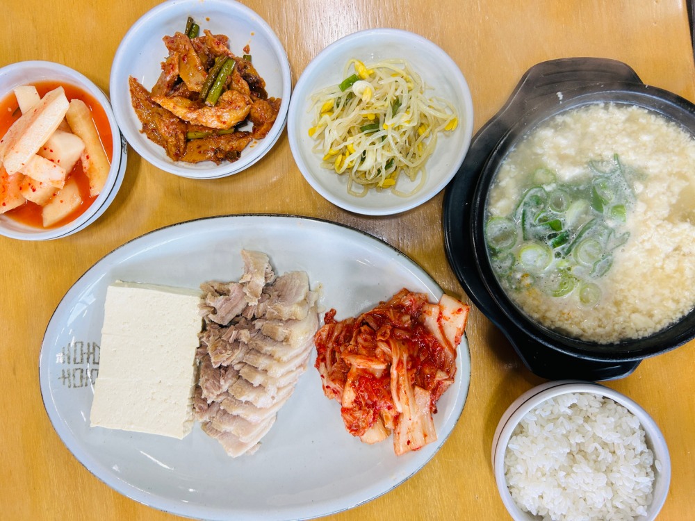 돈내코손두부의 순두부정식.