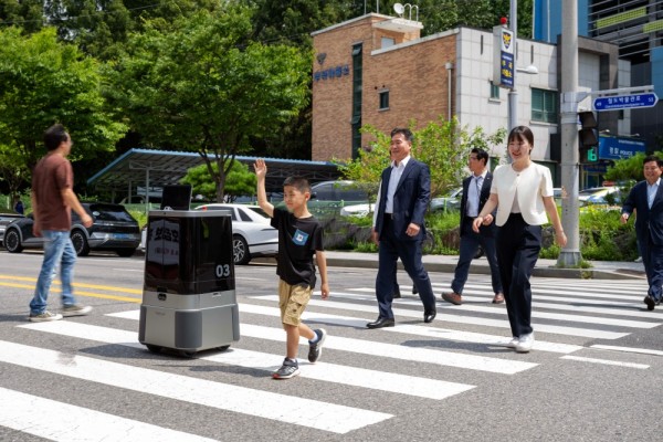 현대차∙기아 로보틱스랩 자율주행 배송로봇이 시민과 함께 횡단보도를 횡단하는 모습