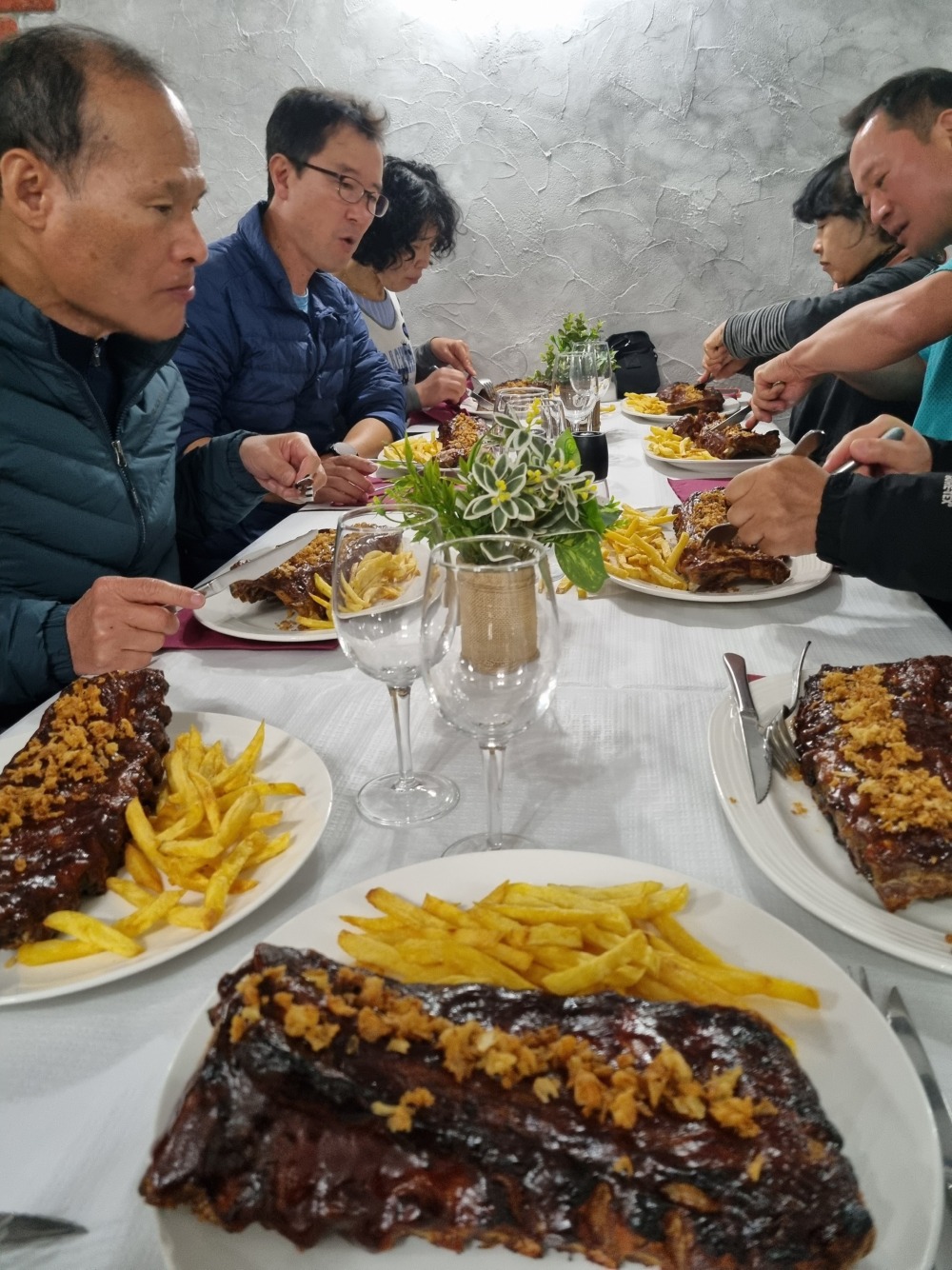 벨로라도 꽈뜨로 깐또네스는 식당을 보유한 알베르게로 맛집으로 유명하다. 특히 꿀발라 구운 등갈비가 맛있어 미리 시간과 메뉴를 주문하여 손님들이 다 같이 모여 식사하는 시간을 갖는다