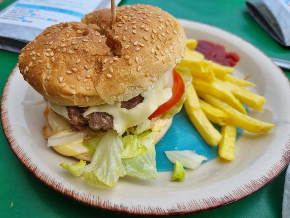 순례길에선 항상 배고프다.. 드물지만 순례자들의 배를 든든히 채워 줄 수 있는 햄버거를 파는 바도 종종 발견할 수 있다.