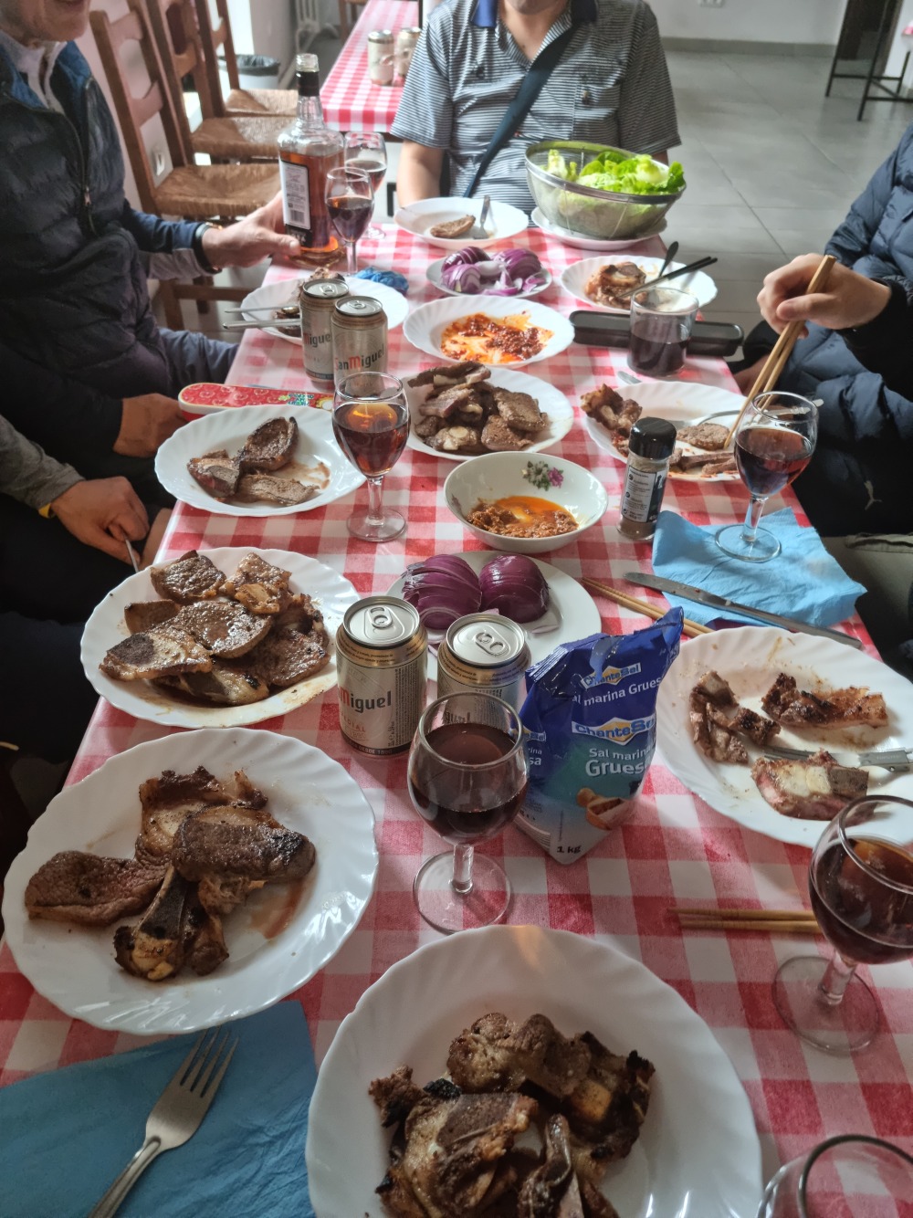 에스떼야에 있는 수도원알베르게에서는 조리시설이 갖춰져 있고 인근 대형마트에서 고기를 구입할 수 있기에 꼭 고기파티를 벌인다