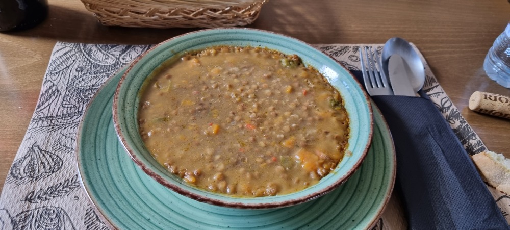 흔히 접할 수 있는 전체요리 렌틸콩 수프. 든든하고 우리 입맛에 잘맞아 한국인들이 좋아하는 전체요리 중 하나이다.