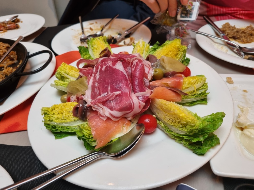 생으로 먹기 힘든 하몽은 짠맛을 중화시켜 줄 수 있는 다양한 야채나 과일에 곁들어 먹는다.