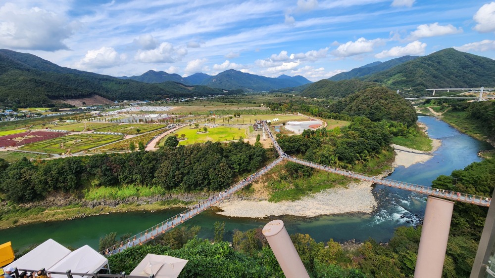 전망대에서 본 출렁다리