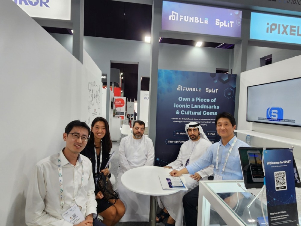 GITEX DUBAI 2024에서 펀블 부스를 방문한 칼리드 발루시 UAE 대통령실 비서관과 펀블 조찬식 대표. (사진=펀블 제공)