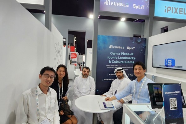 GITEX DUBAI 2024에서 펀블 부스를 방문한 칼리드 발루시 UAE 대통령실 비서관과 펀블 조찬식 대표. (사진=펀블 제공)