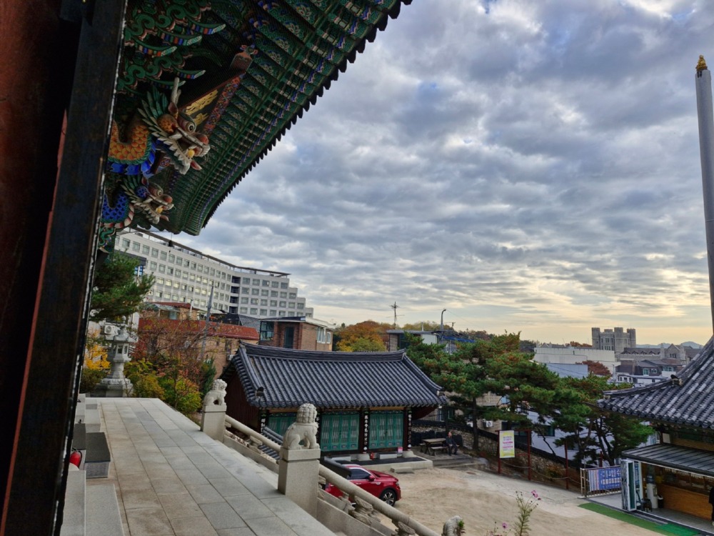 개운사는 고려대에 둘러싸여 있다.