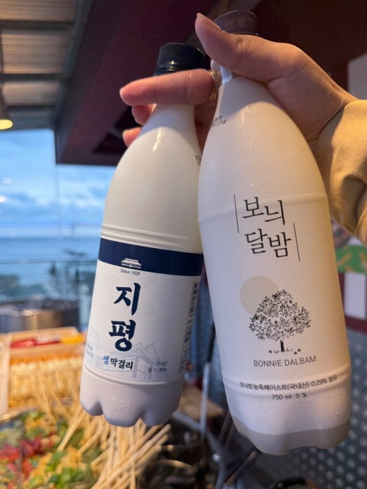 ‘삼진포차 시즌2’에서 맛볼 수 있는 지평생막걸리와 보늬달밤  / 사진=지평주조 제공