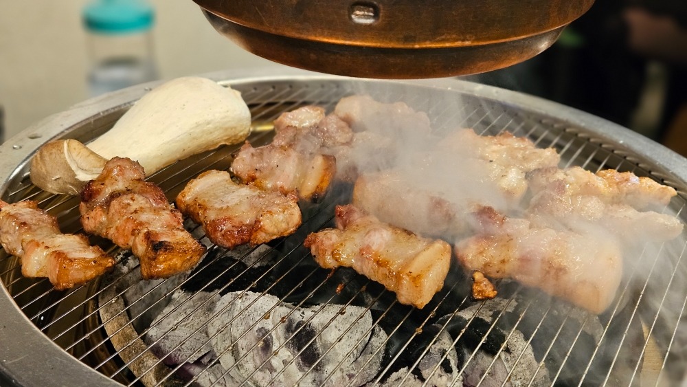 숯불에 잘 구워진 삼겹살